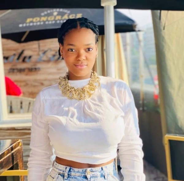 Meline, 23