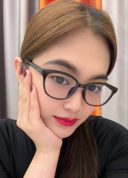 Penelope, 32, marriage