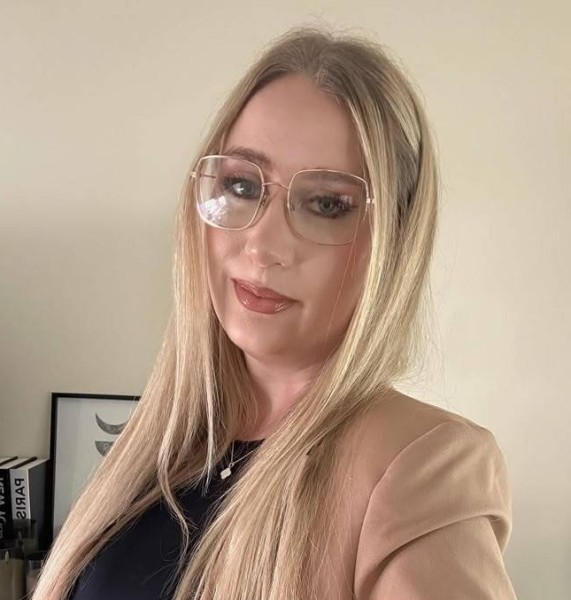 Mia, 36