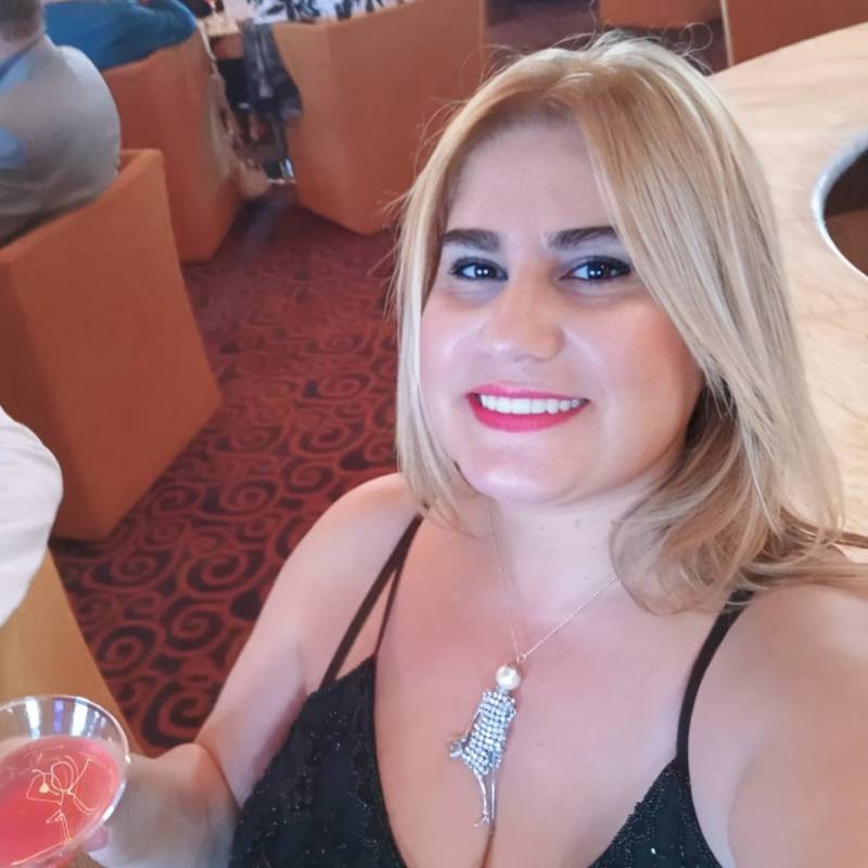 Gloria, 56, Bo
