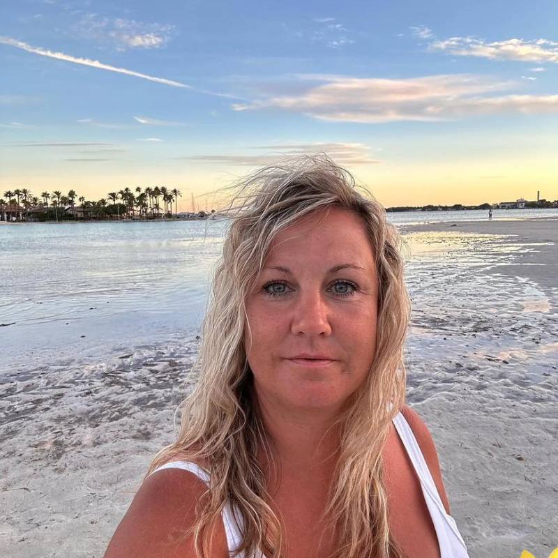 Elizabeth67, 41, Beantake