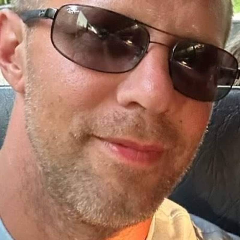 James, 47, Karaburun