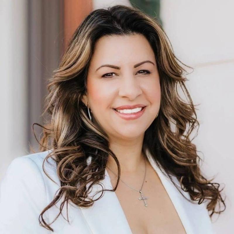 Azara, 54, Weare