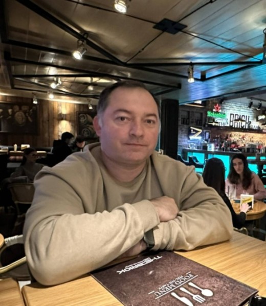 Maksim, 47, Serang