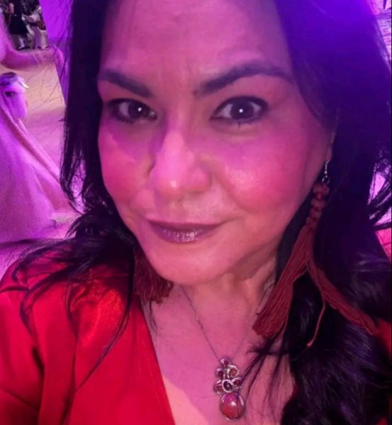 Elina, 53, Darwin