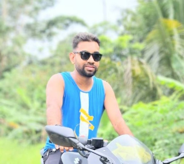 Ador, 31, Kachnar